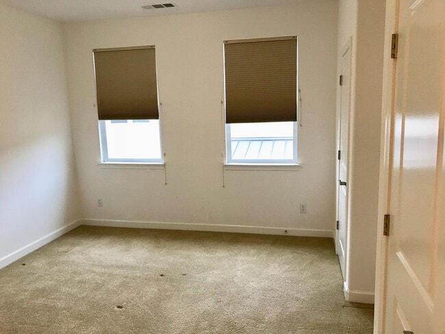 Building Photo - Meticulously Maintained 3 Bed 3 Bath Townh...