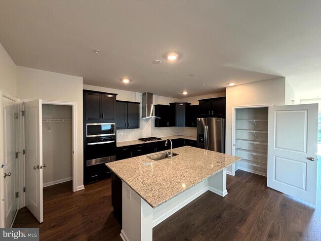 Building Photo - 461 Hanson St