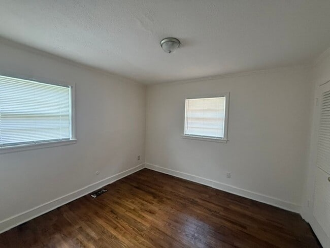 Building Photo - Four bedroom, 2 bath house in Burlington
