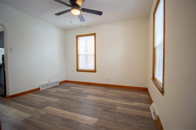 Building Photo - 212 E 142nd Pl