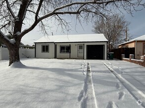 Building Photo - 2 Bedroom 1 Bath Large Back yard, Garage, ...