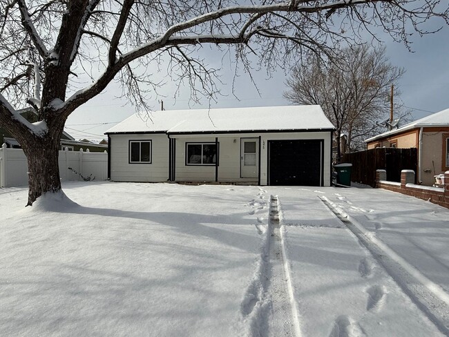 Primary Photo - 2 Bedroom 1 Bath Large Back yard, Garage, ...