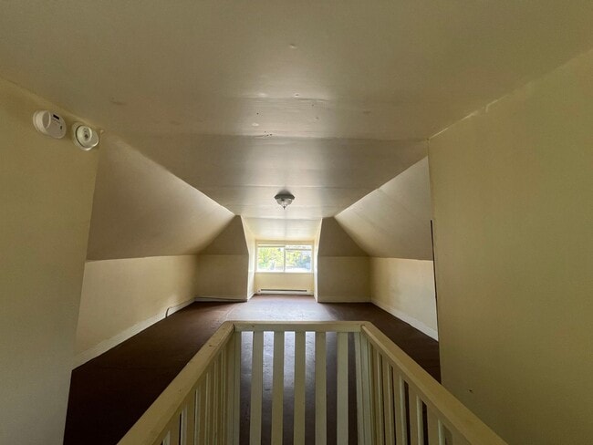Building Photo - 3 Bed / 1 Bath Home with Outdoor Space