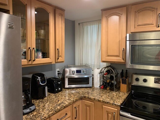 Building Photo - 1051 S Highland St