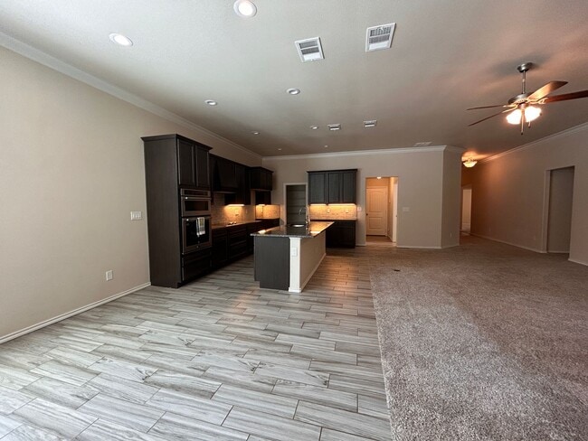 Building Photo - 4 bedroom 3 bathroom