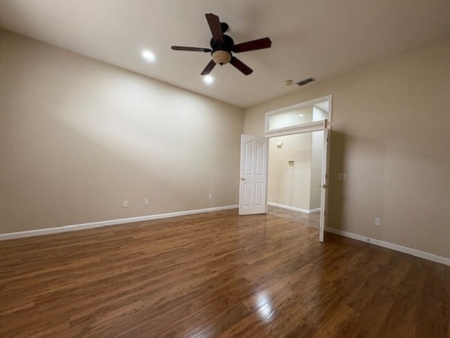 Building Photo - 3 bdrm + den in Woodcreek Oaks