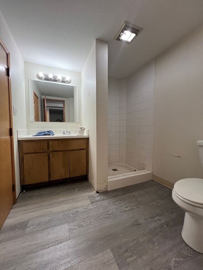 Building Photo - Reserve Now: Spacious, Newly Renovated 5-B...