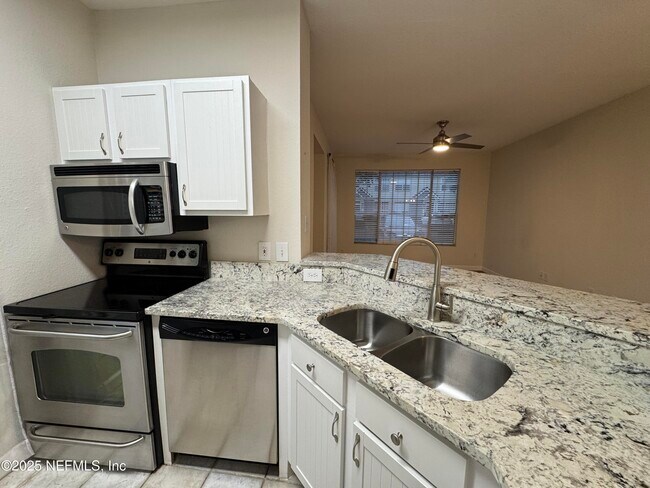 Building Photo - 13703 Richmond Park Dr N
