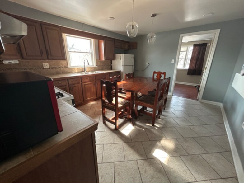 Building Photo - 14520 Harvey Ave