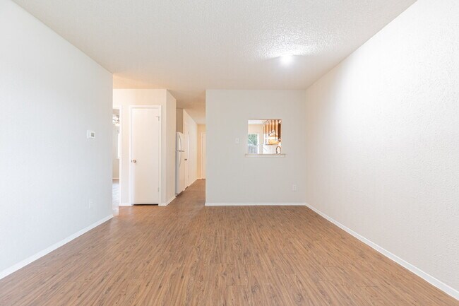 Building Photo - 323 W William Cannon Dr