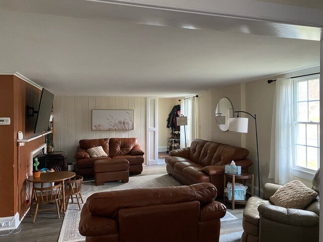 Family room - 24 S Main St