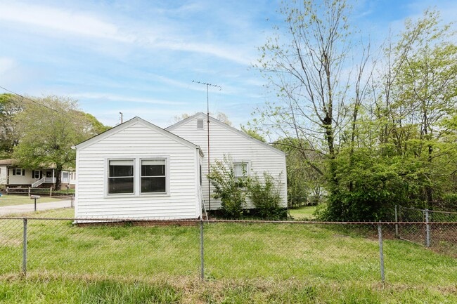 Building Photo - 119 Merrilat Ave