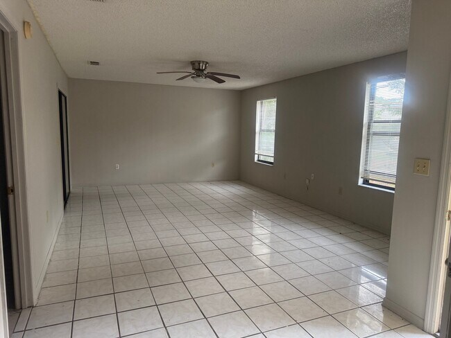 Building Photo - 323 Sherborne Ln