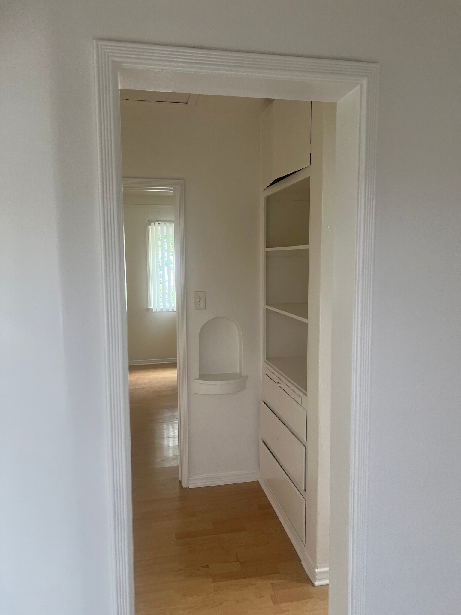 Building Photo - 511 N La Brea Ave