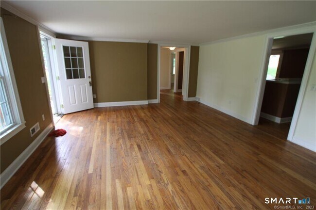 Building Photo - 6 Cherry Ln