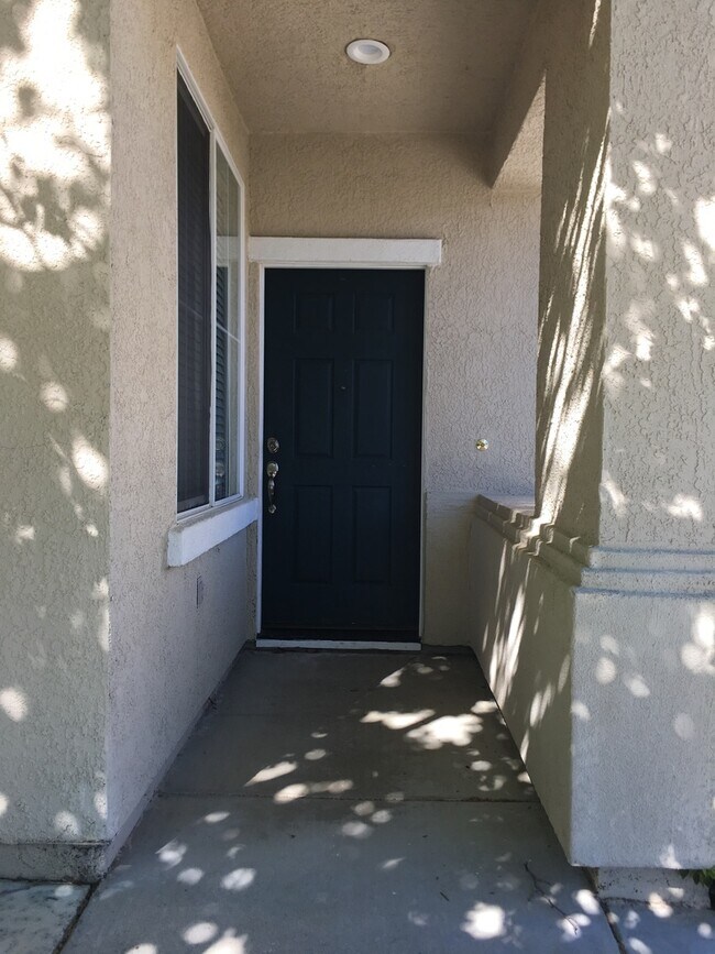 Building Photo - Updated Roseville Home