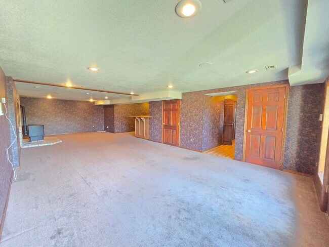 Building Photo - $3,800 - 5 Bed / 4 Baths Stunning Northwood Home with Views