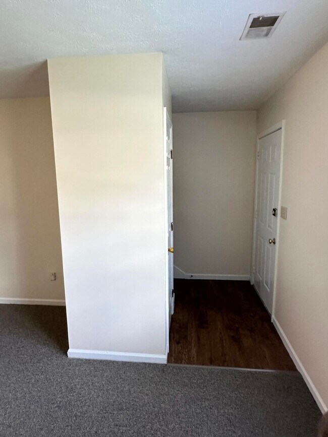 Building Photo - 165 Landings Dr