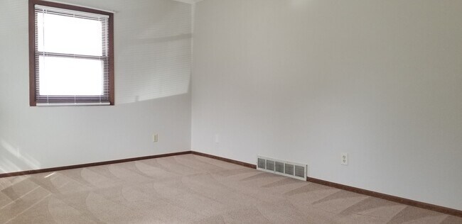 Building Photo - HALF OFF FIRST MONTH'S RENT SPECIAL! 2 Bedroom 1 Bath Condo