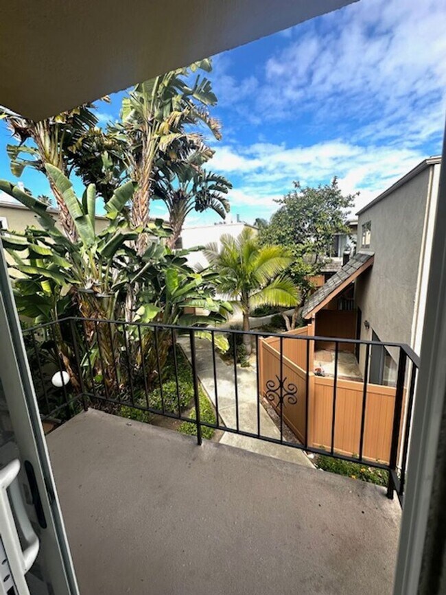 Building Photo - Three Bedroom Condo! Ventura