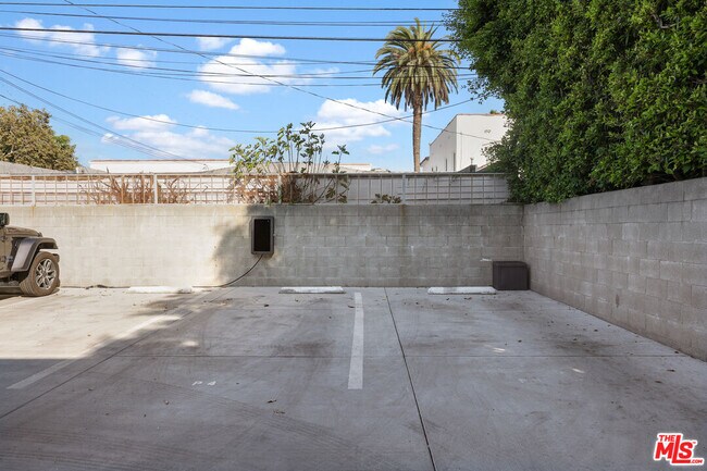 Building Photo - 838 N Mansfield Ave