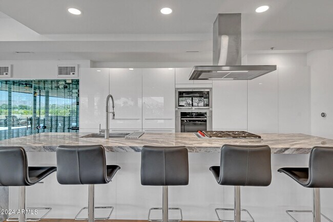 Building Photo - 7117 E Rancho Vista Dr