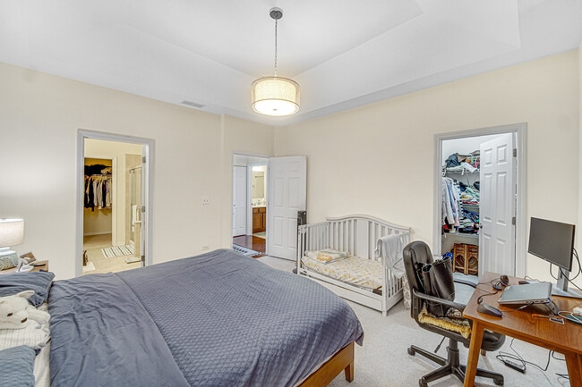 Building Photo - 2528 Dunraven Ave