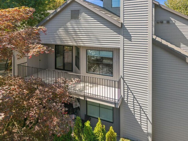 Building Photo - Stylish Lake Oswego 1 Bedroom Condo with Loft — Walk to Shops & Parks