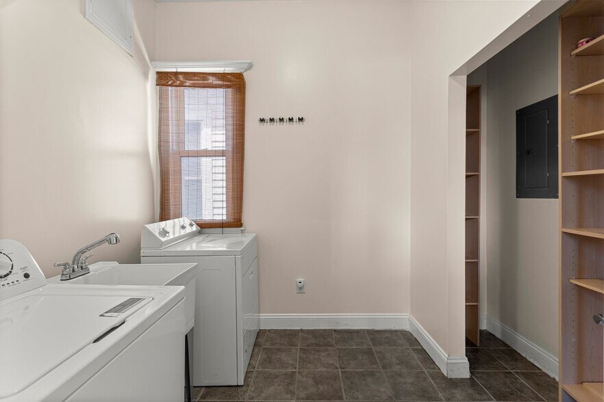 Building Photo - 3553 Bagley St