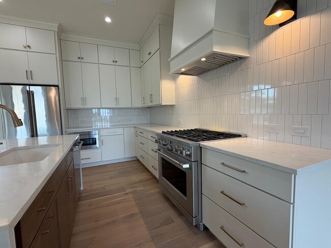 Building Photo - "Spacious and Elegant 4-Bedroom Home on Dover Avenue with 3.5 Baths and Nearly 3000 Sq Ft of Livi...