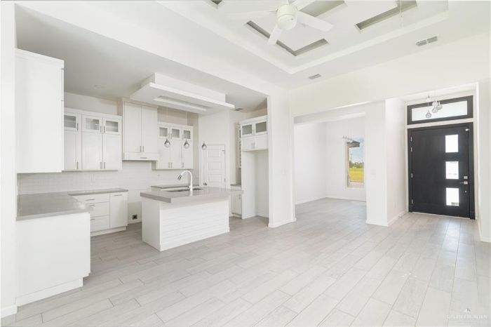 Building Photo - 1505 E Encino Ave