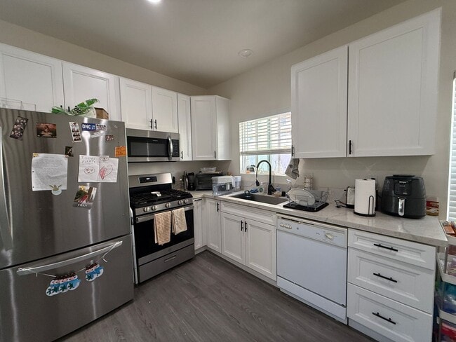 Building Photo - 4 Bed/2 Bath on Mary Lane! (Lease out, pen...