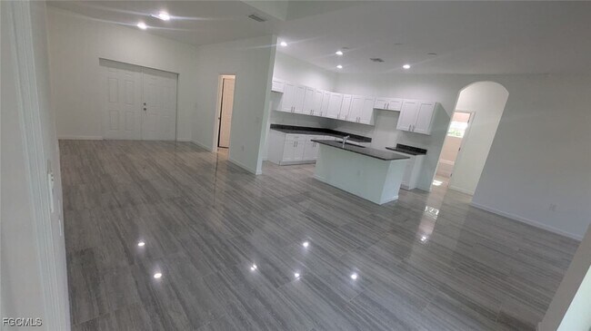 Building Photo - 927 Bolivia Dr
