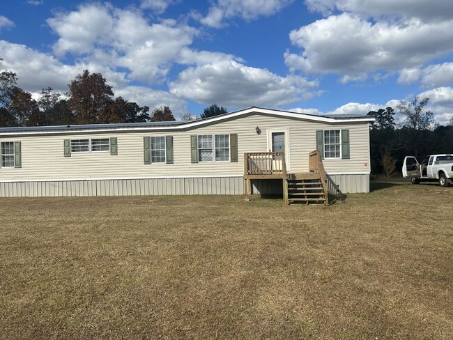 Building Photo - Large Newly Remodeled Home