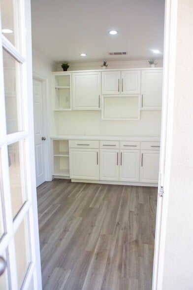 Building Photo - 5200 Valley Circle Blvd