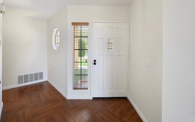 Building Photo - The Perfect Blend of Space, Style & Locati...