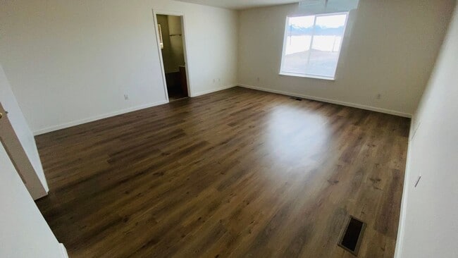 Building Photo - Gorgeous Remodeled Spacious 4 bedroom