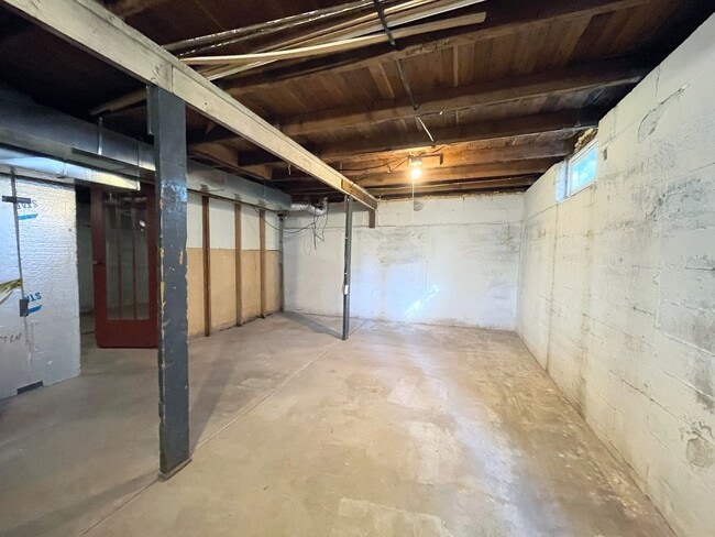 Building Photo - Clean 2 Bedroom 1 Bath House