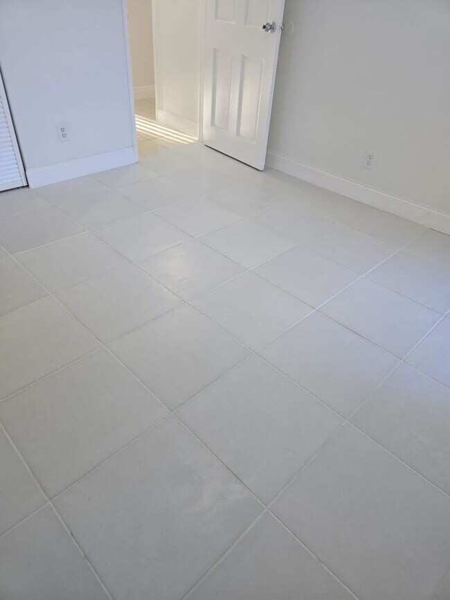 Building Photo - Beautiful Renovated 3/1 | Limited-Time Lab...