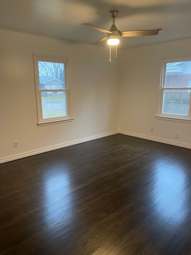 Building Photo - Fully Updated Home Just A Short Distance T...