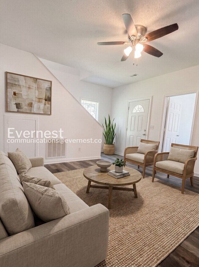 Building Photo - 3 Bed, 2 Bath Home with Off-Street Parking / Available Now!