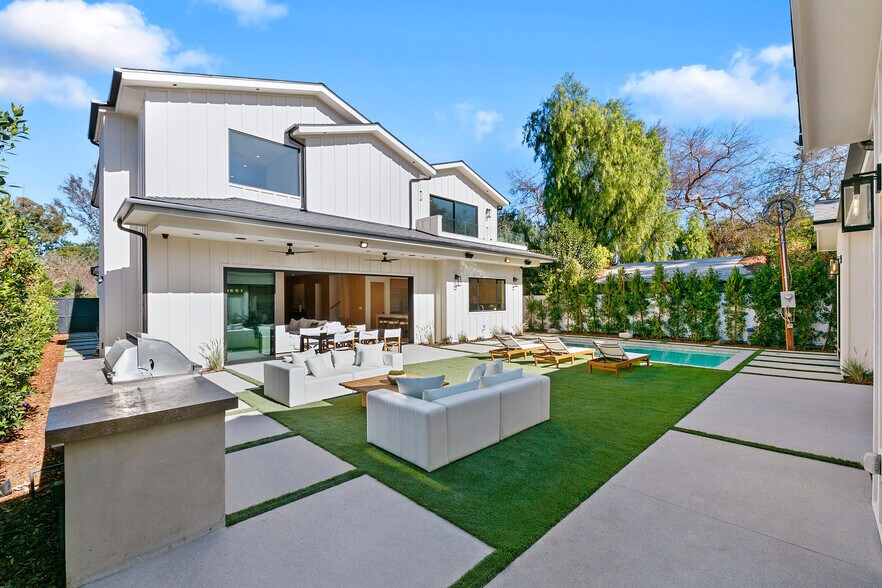 Building Photo - 13944 Valleyheart Dr