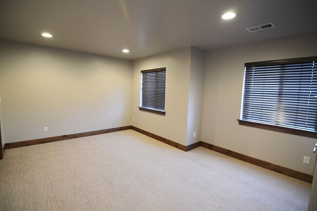 Building Photo - Luxury Condo, Center of Bozeman
