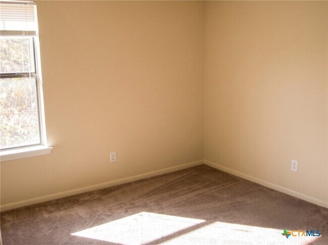 Building Photo - 705 Traci Dr