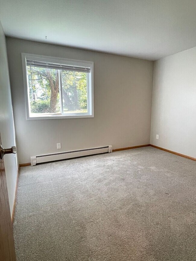 Building Photo - Main Floor, Excellent Condition, Video Wal...