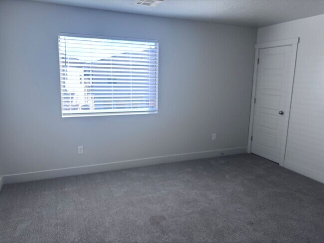 Building Photo - 4 bed | 2 1/2 bath | 2 car garage in Desert Canyon with washer/dryer/fridge