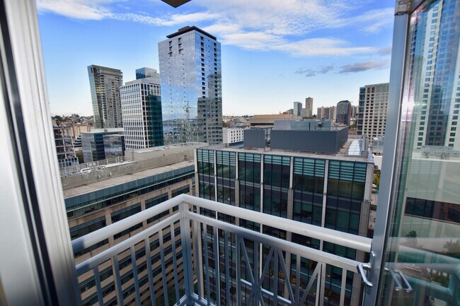 Building Photo - Beautiful Downtown 2 Bedroom Condo - Spaci...