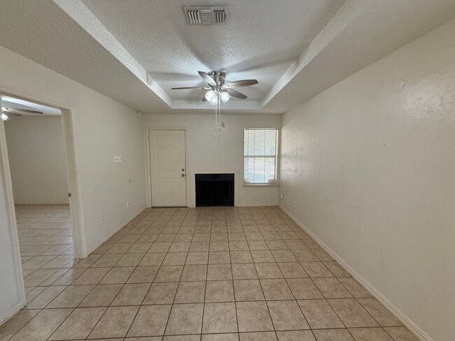 Building Photo - 2 bedroom 1 bathroom Duplex in 76015