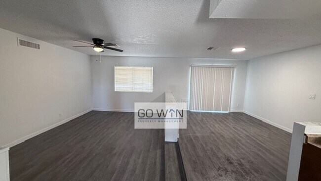 Building Photo - 4 Bed/ 2 Bath - House W/ Large Backyard