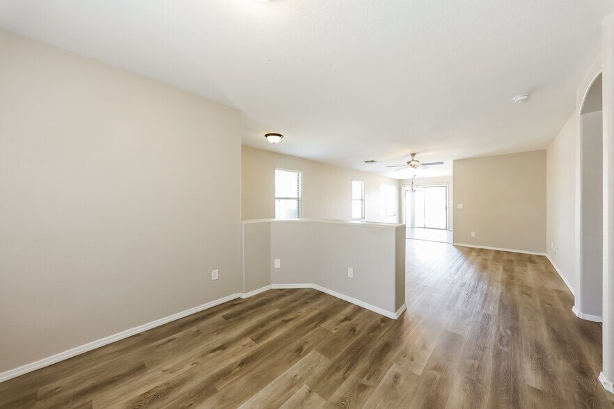 Building Photo - 13122 W Clarendon Ave